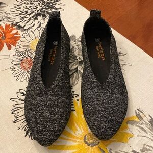 bernie mev. new york black and metallic silver flats